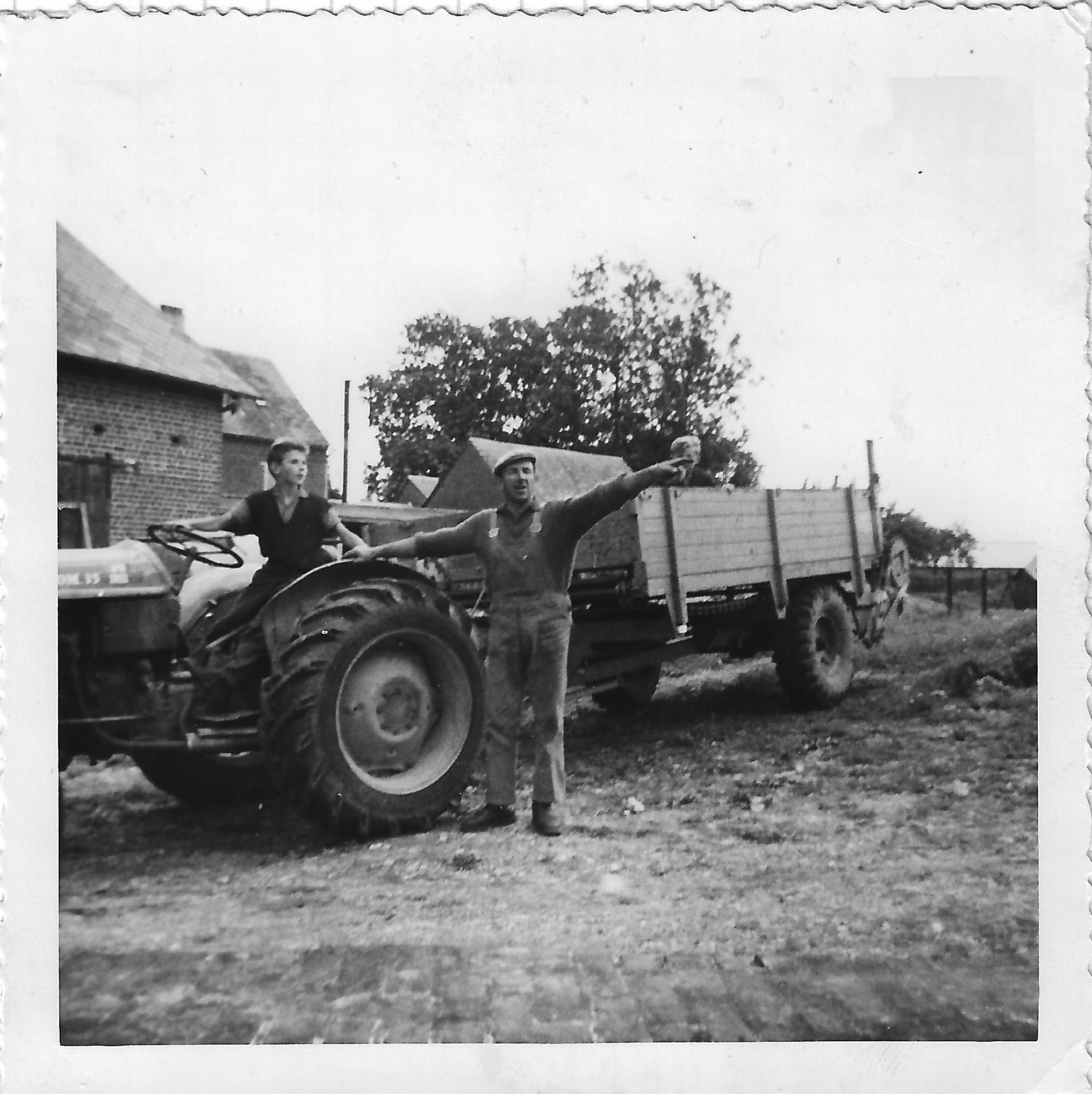 L'agriculteur revenant de la récolte avec son tracteur